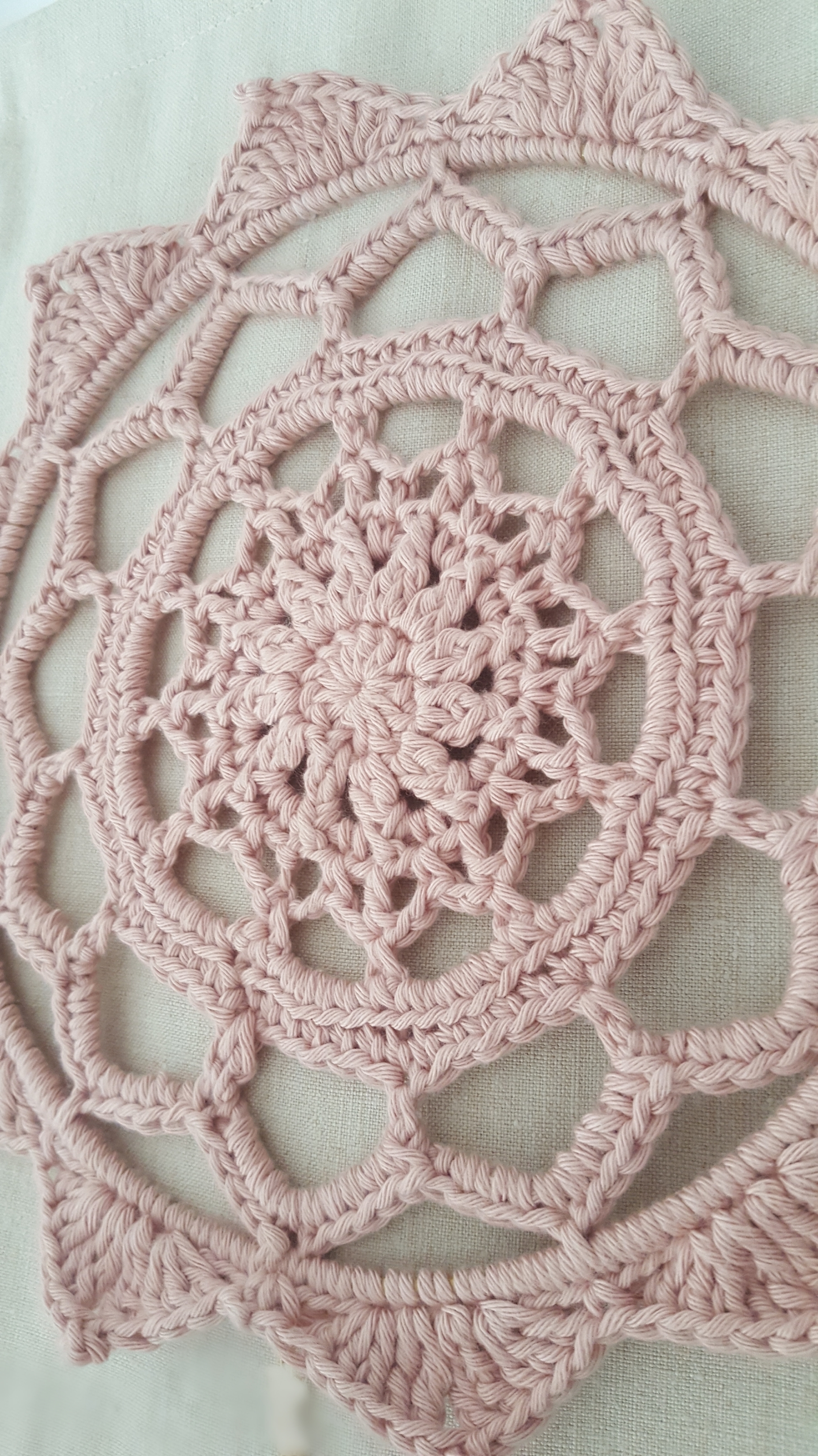 Mandala de coton au crochet sur toile métissée