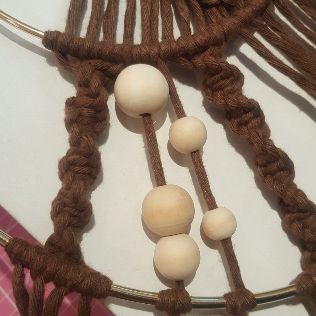 Atelier macramé suspension déco détail perles en bois